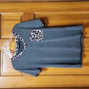 Floral Blooming Women's Size Small Short Sleeve Gray/Leopard Top/Shirt, EUC
